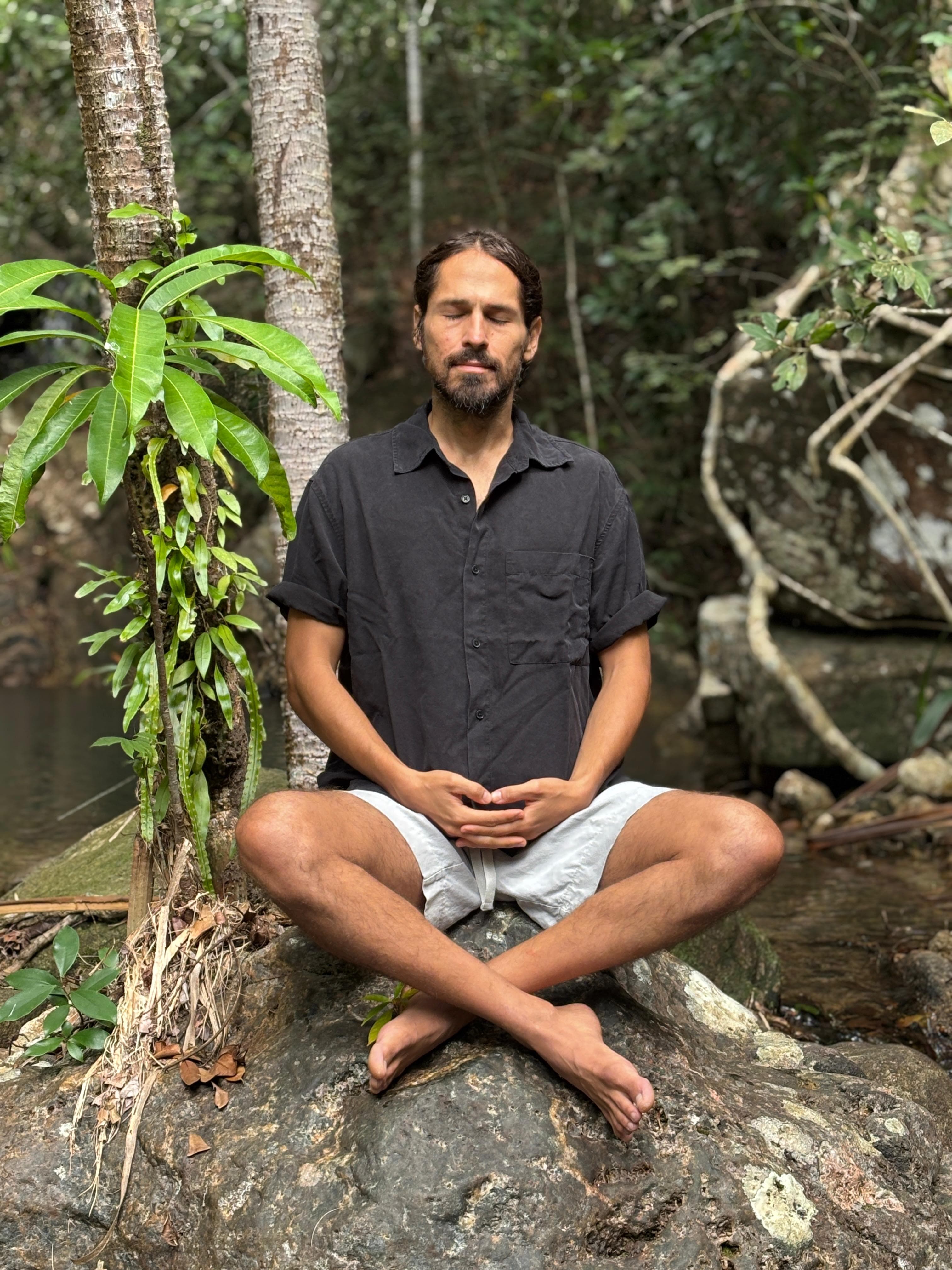 Carlos meditando en la naturaleza